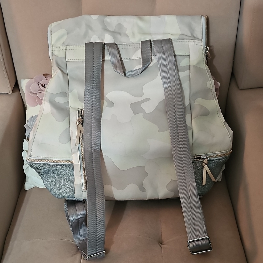 STELLA & DOT Blush Camo Camouflage Backpack LIKE NEW Straps Hold Yoga Mat